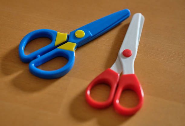 TESOURA INFANTIL - CORTA PAPEL